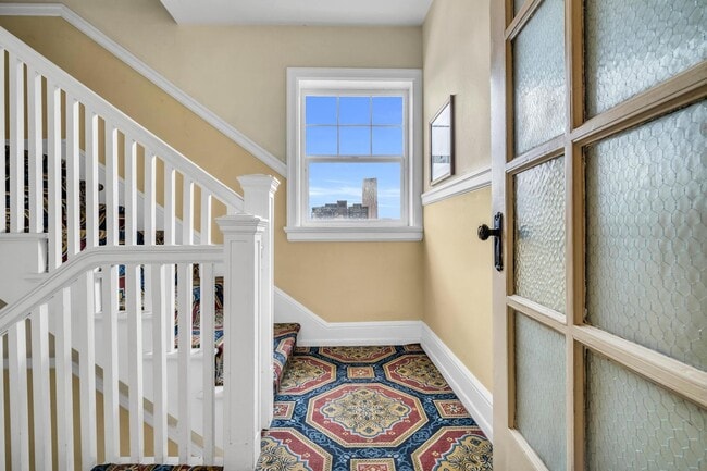 Building Photo - Cozy, updated 4th-floor studio in Nob Hill. Convenient location near all the hot spots