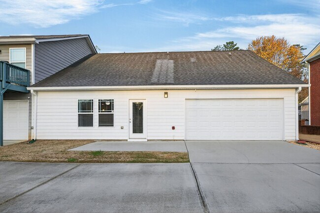 Building Photo - Move-In Ready Gem with Main-Level Owner's Suite