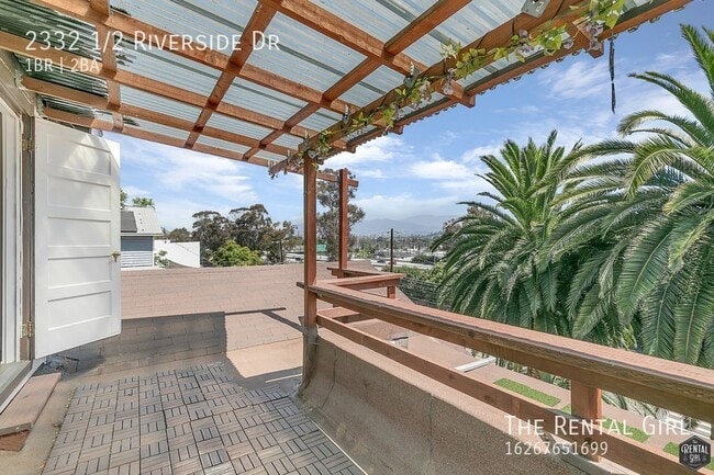 Building Photo - 2332 1/2 Riverside Dr-