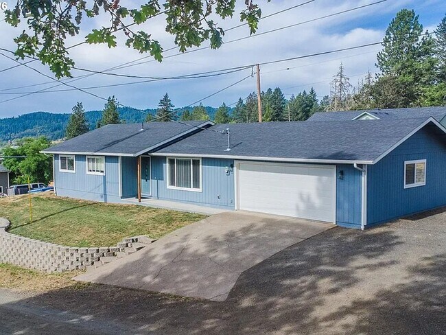 Building Photo - 535 Oak Terrace