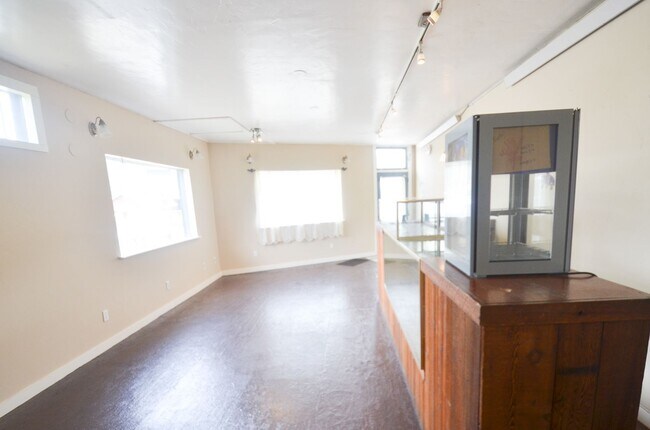 Building Photo - Live/Work Space! Main St Alma!