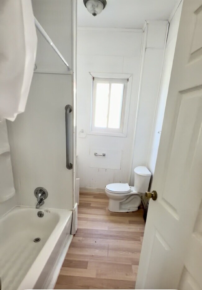 Building Photo - Main floor 3 Bed/1 Bath Available!