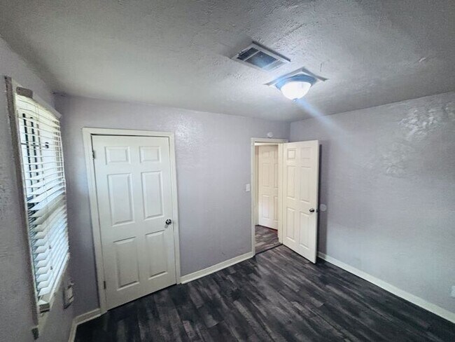 Building Photo - Charming 3-Bedroom Home in a Convenient Lo...