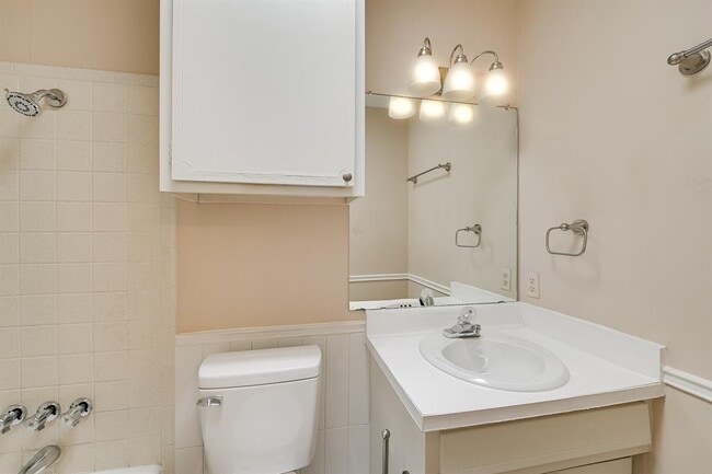 Building Photo - 610 W 51st St