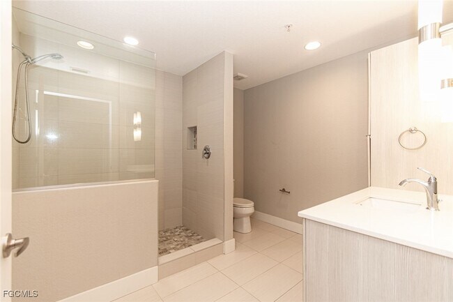Building Photo - 4645 SE 11th Pl