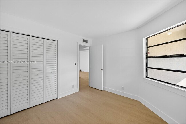 Building Photo - 4198 Lakeside Dr