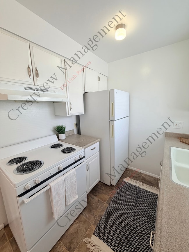 Building Photo - 549 Stringham Ave