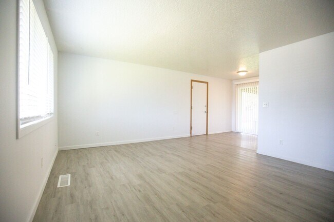 Building Photo - *** 3 Bedroom Woodburn home available now ***