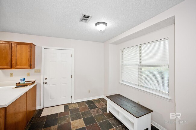 Building Photo - 620 S Oak St