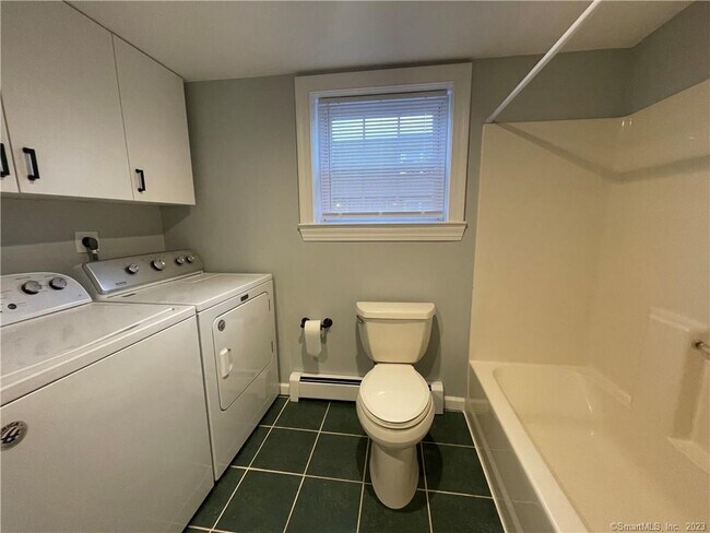 Building Photo - 324 Main St