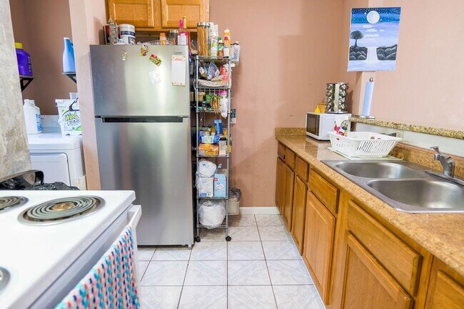 Building Photo - 6820 Petre Dr