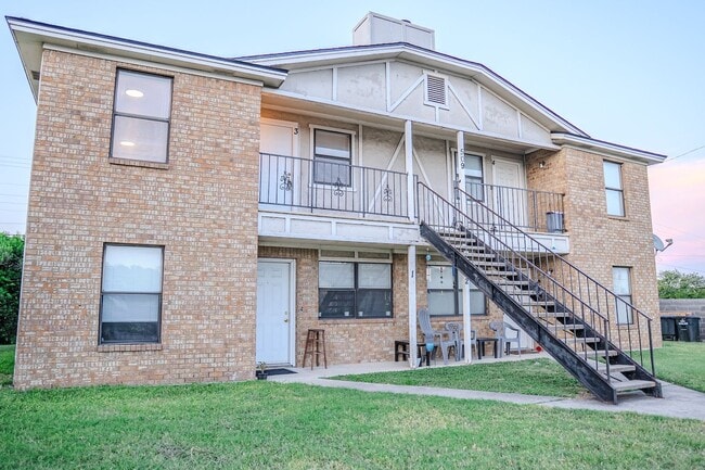 Building Photo - FULLY REMODELED GORGEOUS FOURPLEX WITH LUX...