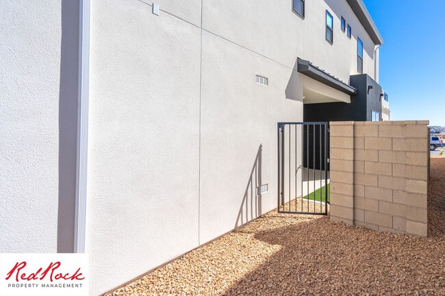 Building Photo - Stand Alone Home In Desert Color