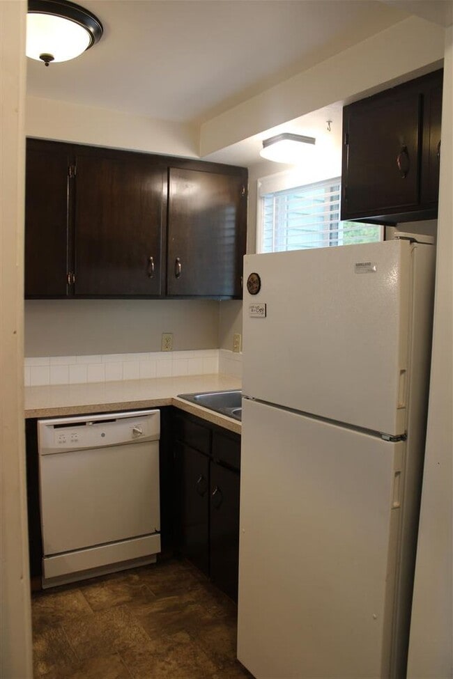 Building Photo - Beautiful 2 Bedroom 1.5 Bathroom Condo!