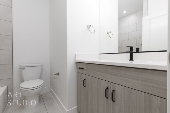Building Photo - Brand New 3 Bed / 2 Bath Duplex – Modern L...