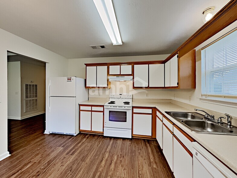 Building Photo - 1202 Larzelere Ln