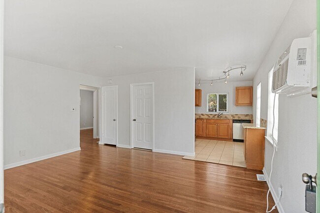 Building Photo - Newly Renovated 2 bed/1 bath home!!