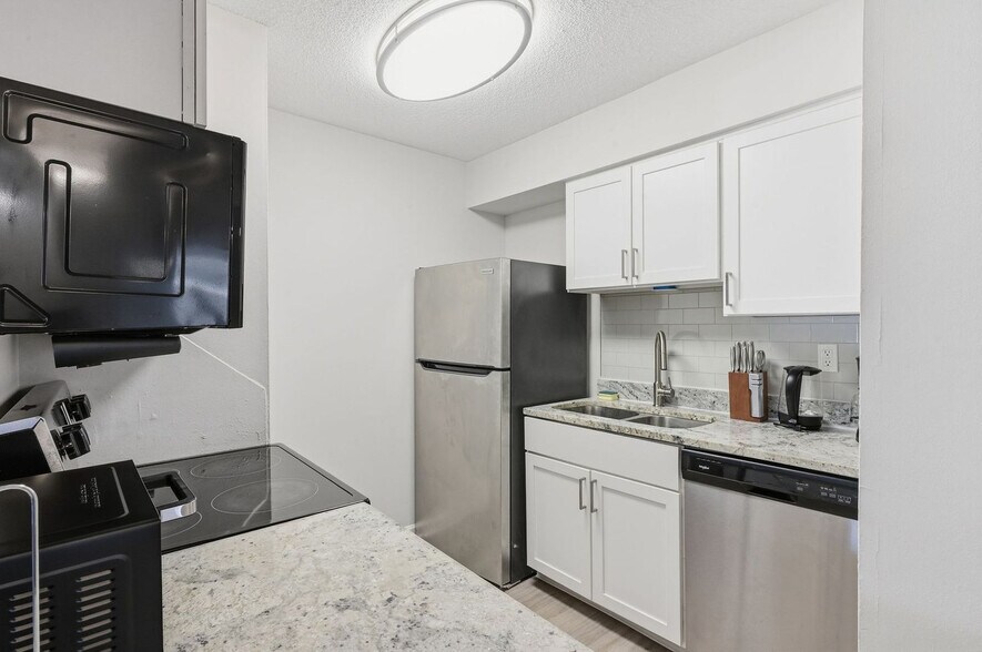 Building Photo - 2200 Deer Path Cir