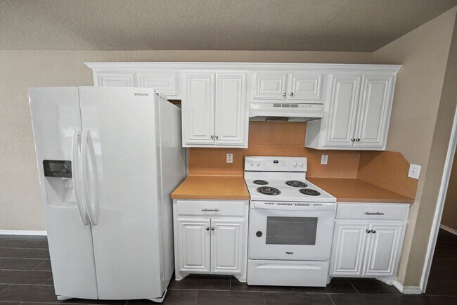 Building Photo - Spacious Single-Story Home with Solar Panels - Realtor Commission: $500