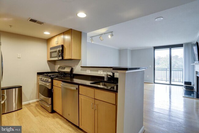 Building Photo - 2220 Fairfax Dr