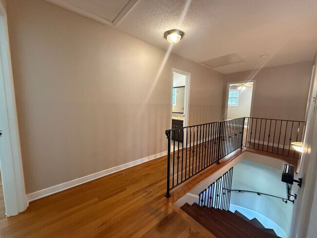 Building Photo - 905 Poinciana Dr