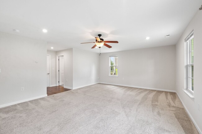Building Photo - **End Unit 3/3 Townhome in Great Location**