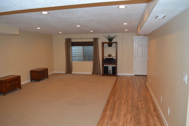 Building Photo - Luxurious 4-Bedroom Home with Mother-in-Law Suite