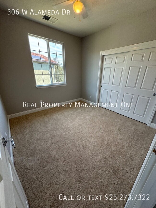 Building Photo - 306 W Alameda Dr