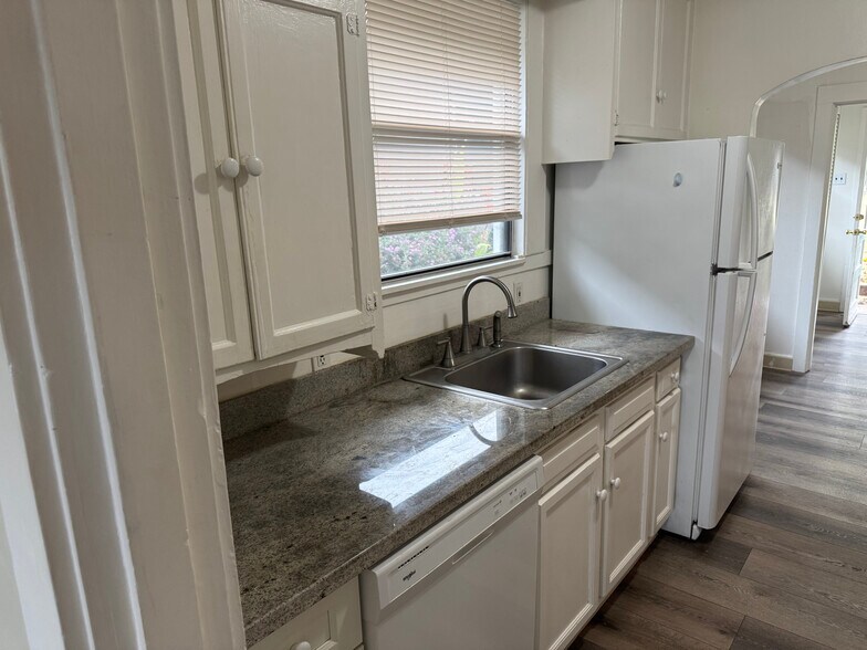 Building Photo - 4056 Santa Rita St