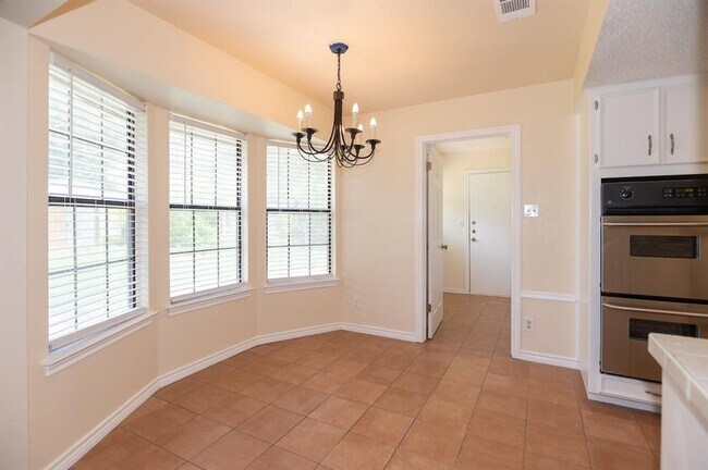 Building Photo - 1013 Ramble Creek Dr