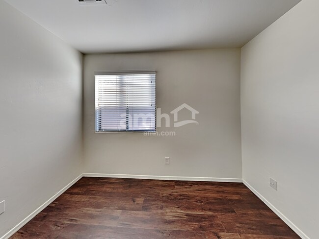 Building Photo - 6939 S Creek Run Ave