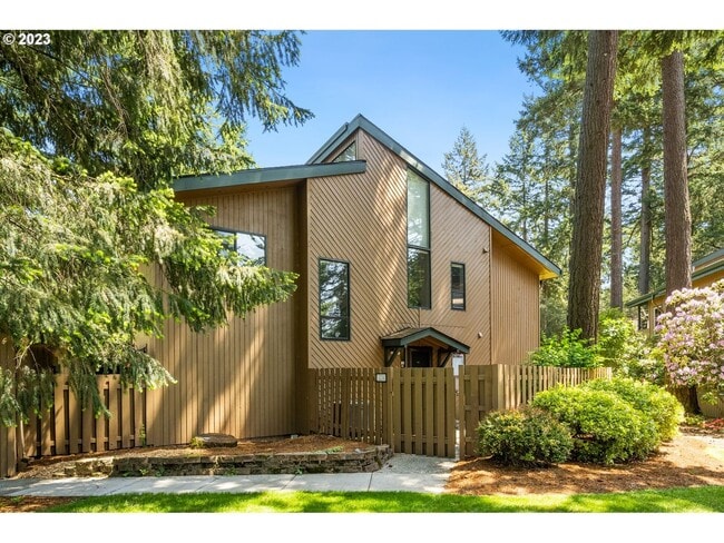 Building Photo - 2Bd/2Ba Second Floor Condo in SE with Washer & Dryer, 2 Car Dethatched Garage and a Serene Courty...