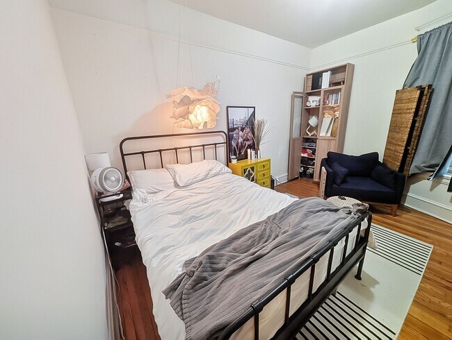 Building Photo - Very Spacious 2 BR/1 BA in Wrigleyville