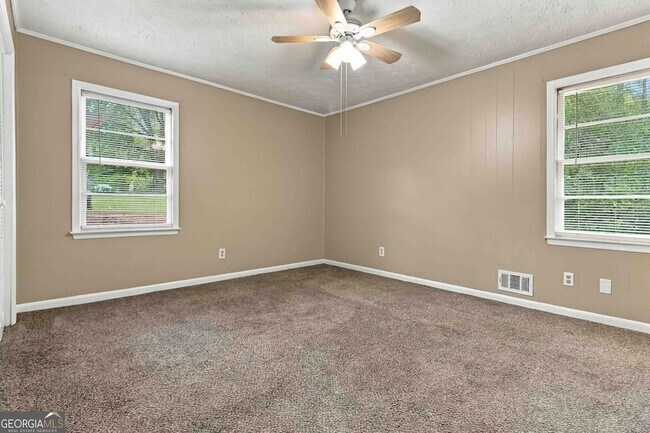 Building Photo - 9169 Lakeview Dr SW