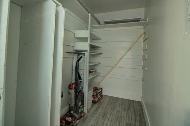Building Photo - Pet Friendly Kearns Home