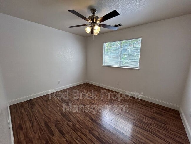Building Photo - 1061 E Donna Dr