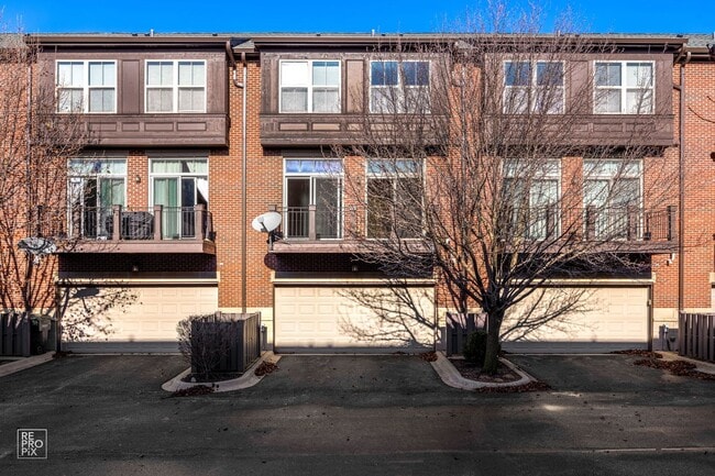 Building Photo - Luxury Townhome with 3 Bedrooms, 2.5 Baths, and 2 Car Garage Located in Vernon Hills in the Aspen...