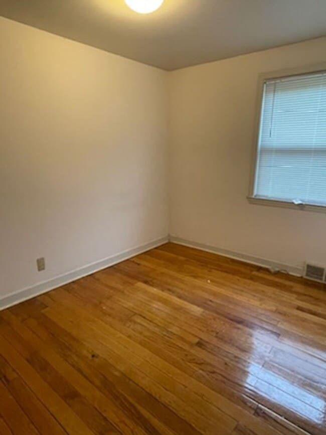 Building Photo - 2 bedroom 1 bath close to freeways and sho...