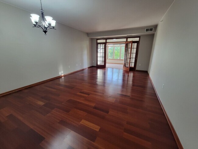 Building Photo - Spacious 2 Br/2Ba Condo w/1500 sq ft in Heart of St Louis Park! 2 Heated parking spots included!