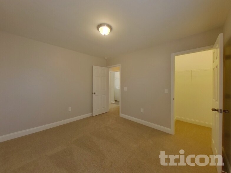 Building Photo - 4736 Abercromby St