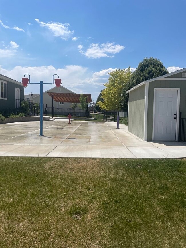 Building Photo - Newer Santaquin Townhome