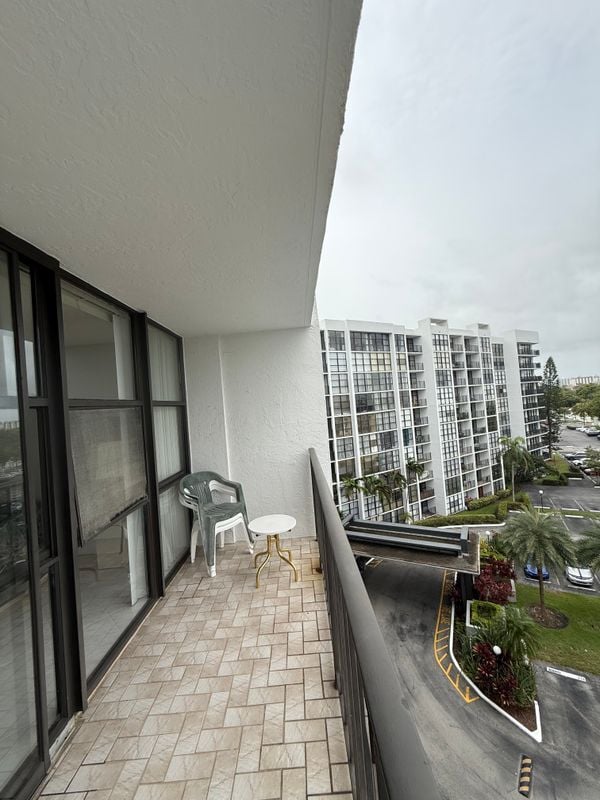 Building Photo - 1000 Parkview Dr