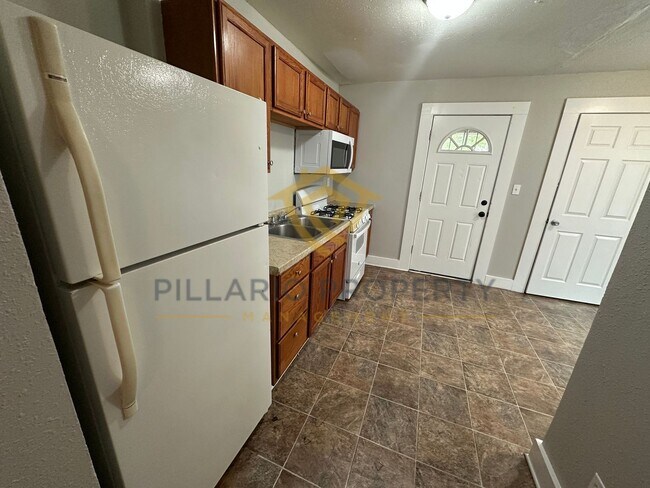 Building Photo - 2704-2704 Highland Pl