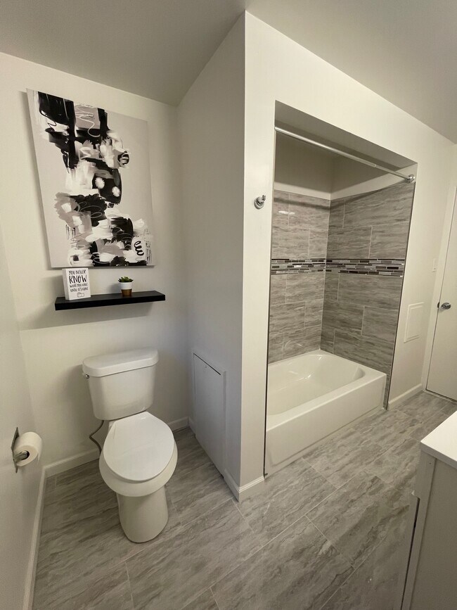 Main Bath - 8120 Appoline St