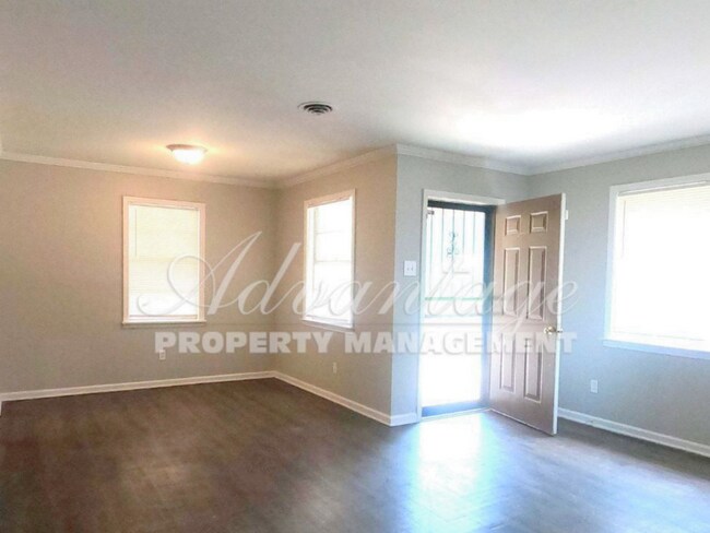 Building Photo - Newly Renovated Home in Oakhaven