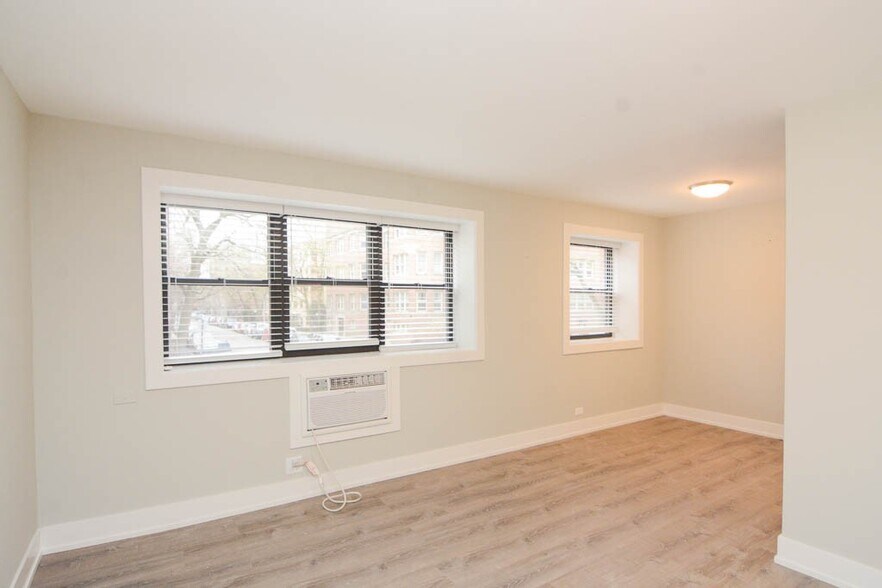 Building Photo - 535 W Surf St