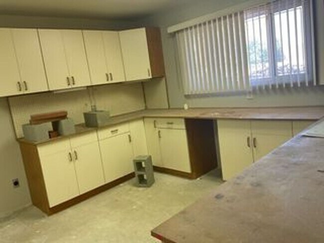 Building Photo - 5 bed 2 Bathroom in Riverside
