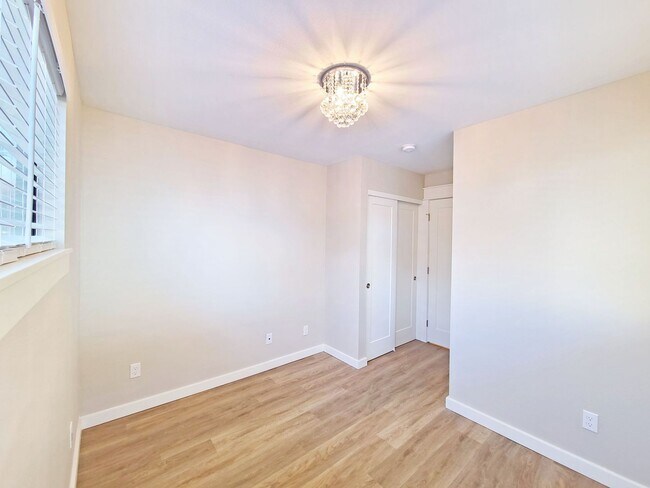 Building Photo - 2031 SE Ivon St
