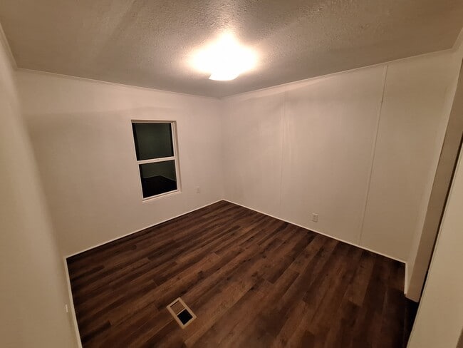 Building Photo - 836 W 11th St