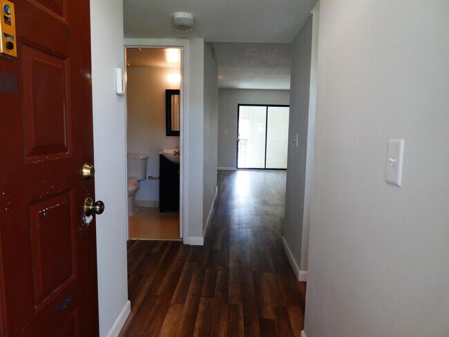 Building Photo - 7094 Golf Colony Ct